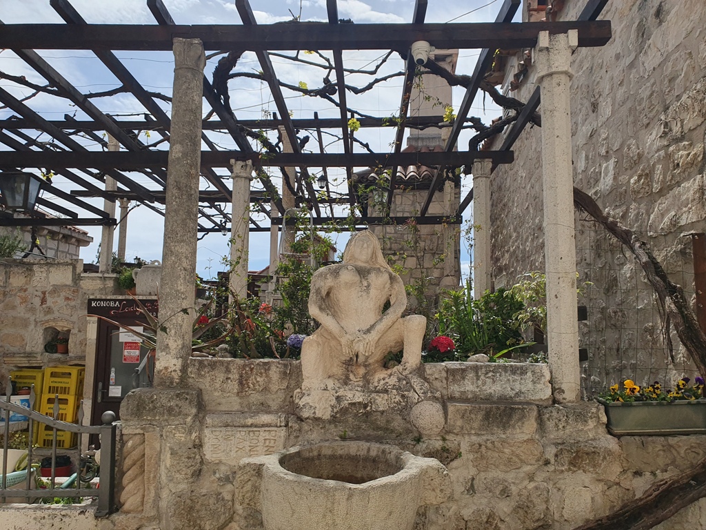 The Peeing Woman of Dubrovnik